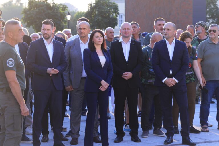 Osijek se prisjetio svojih heroja: Obilježen Dan branitelja i 35 godina 106. brigade