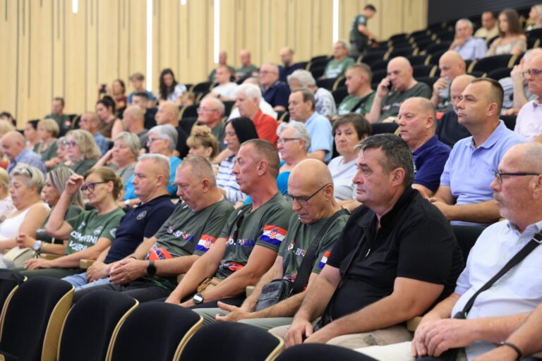 Osijek se prisjetio svojih heroja: Obilježen Dan branitelja i 35 godina 106. brigade