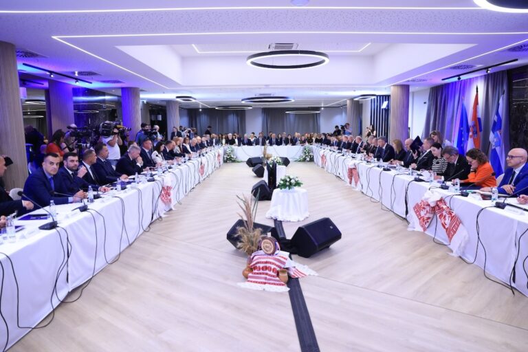 Prva sjednica Vijeća za regionalni razvoj u Đakovu obilježena ugovorima vrijednim 409 milijuna eura