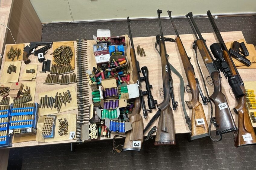U kući 53-godišnjaka pronađen opasan arsenal: bombe, pištolji, puške i 811 metaka