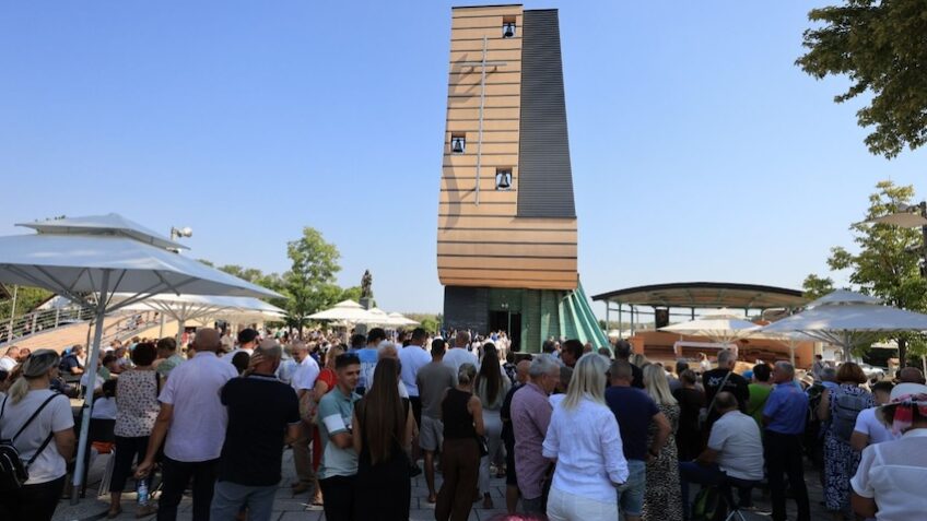 [FOTO] Mnoštvo hodočasnika stiglo u Aljmaš: Velika Gospa proslavljena uz poruke o vjeri, obitelji i životu
