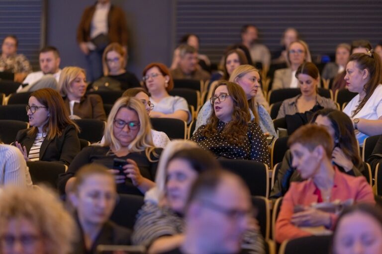 Djeca na internetu sve izloženija: ‘Jednim klikom mogu postati žrtve, zabrane nisu dovoljne’