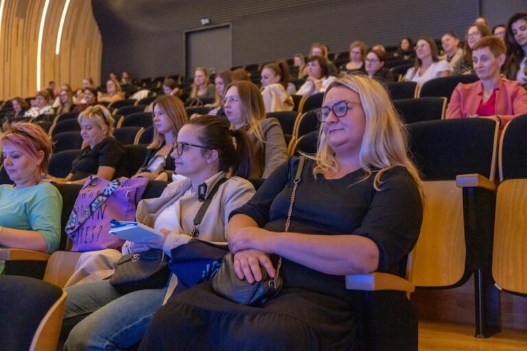 Djeca na internetu sve izloženija: ‘Jednim klikom mogu postati žrtve, zabrane nisu dovoljne’