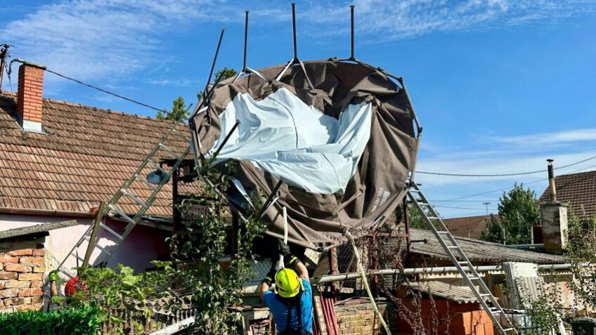 Vjetar podigao bazen i odnio ga – ravno na krov čardaka!