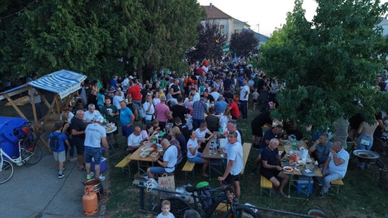 [FOTO] Rekord u višnjevcu: Čak 295 ekipa kuhalo fiš, stiglo između 5 i 7 tisuća ljudi