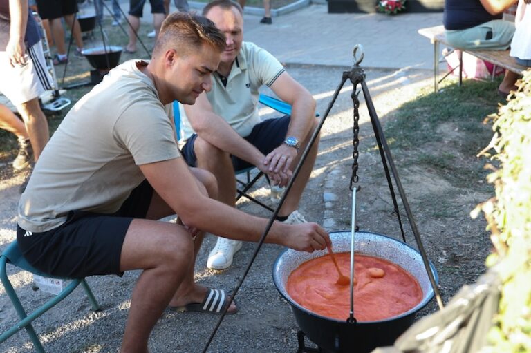 [FOTO] Rekord u višnjevcu: Čak 295 ekipa kuhalo fiš, stiglo između 5 i 7 tisuća ljudi