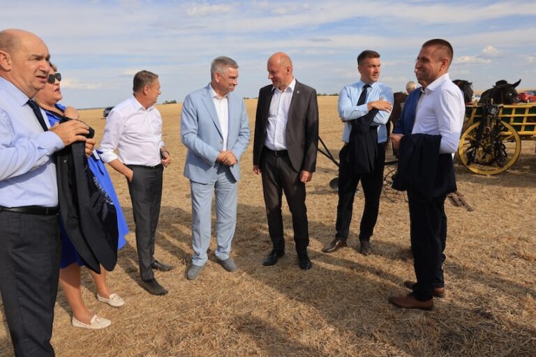 [FOTO] Otvoreno 71. Svjetsko prvenstvo u oranju: Slavonija pokazuje svijetu svoj poljoprivredni potencijal