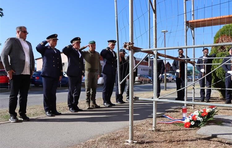 Dan policije u Osijeku: Odana počast poginulim policajcima, pohvaljena 24 djelatnika
