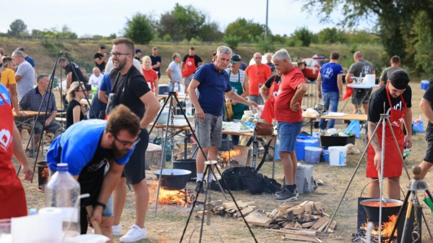 [FOTO] Fiš, kotlići i dobra atmosfera: Vikend u Baranji obilježila najveća hrvatska fišijada