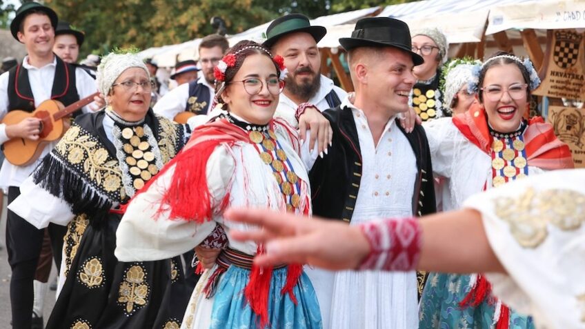Slavonska tradicija živi u Tenji: “Slavonijo, u jesen si zlatna” ponovno okupila brojne sudionike