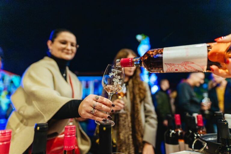 HeadOnEast ponovno ispunio Tvrđu: Više od 30 tisuća ljudi uživalo u glazbi, vinu i slavonskoj gastronomiji