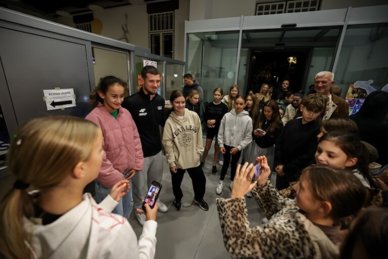 [FOTO] Osijek slavio svog junaka! Illia Kovtun donio povijesno srebro, a doček su obilježile emocije