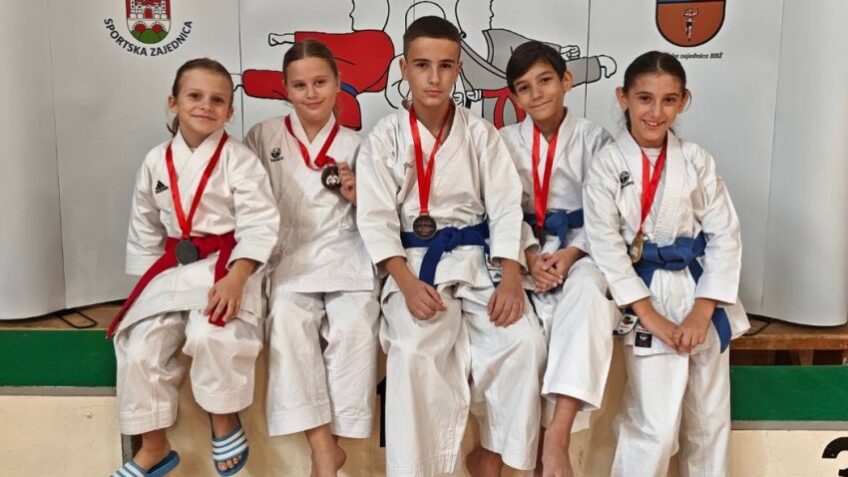 Karate klub Osijek briljirao u Daruvaru: Sedam natjecatelja osvojilo šest medalja!