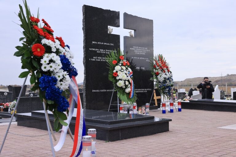 Polaganjem vijenaca i paljenjem svijeća obilježen blagdan Svih svetih i Dušni dan