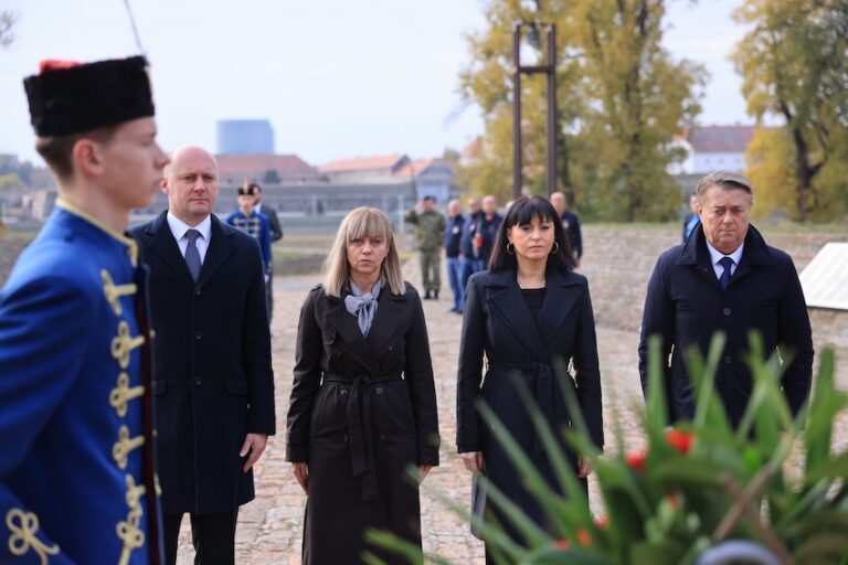 Polaganjem vijenaca i paljenjem svijeća obilježen blagdan Svih svetih i Dušni dan