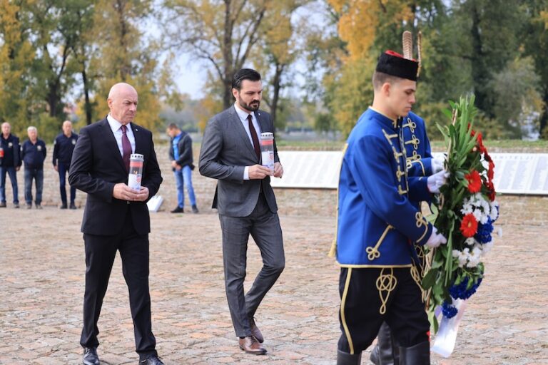 Polaganjem vijenaca i paljenjem svijeća obilježen blagdan Svih svetih i Dušni dan