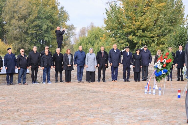 Polaganjem vijenaca i paljenjem svijeća obilježen blagdan Svih svetih i Dušni dan