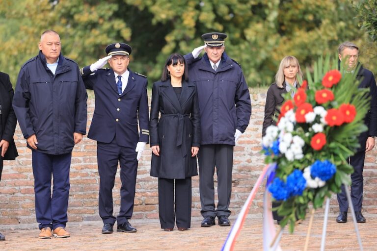 Polaganjem vijenaca i paljenjem svijeća obilježen blagdan Svih svetih i Dušni dan
