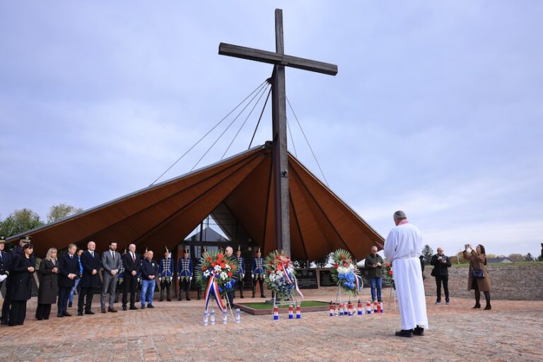Polaganjem vijenaca i paljenjem svijeća obilježen blagdan Svih svetih i Dušni dan