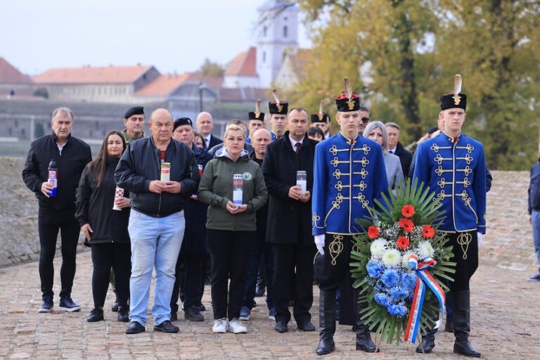 Polaganjem vijenaca i paljenjem svijeća obilježen blagdan Svih svetih i Dušni dan