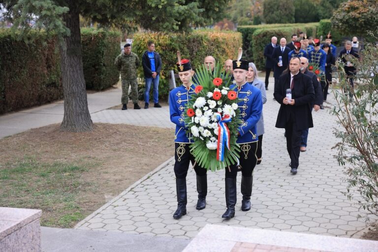 Polaganjem vijenaca i paljenjem svijeća obilježen blagdan Svih svetih i Dušni dan