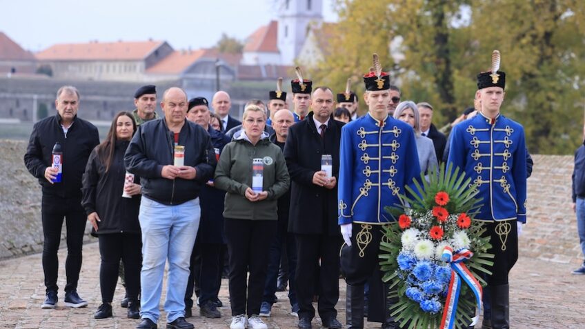 Polaganjem vijenaca i paljenjem svijeća obilježen blagdan Svih svetih i Dušni dan