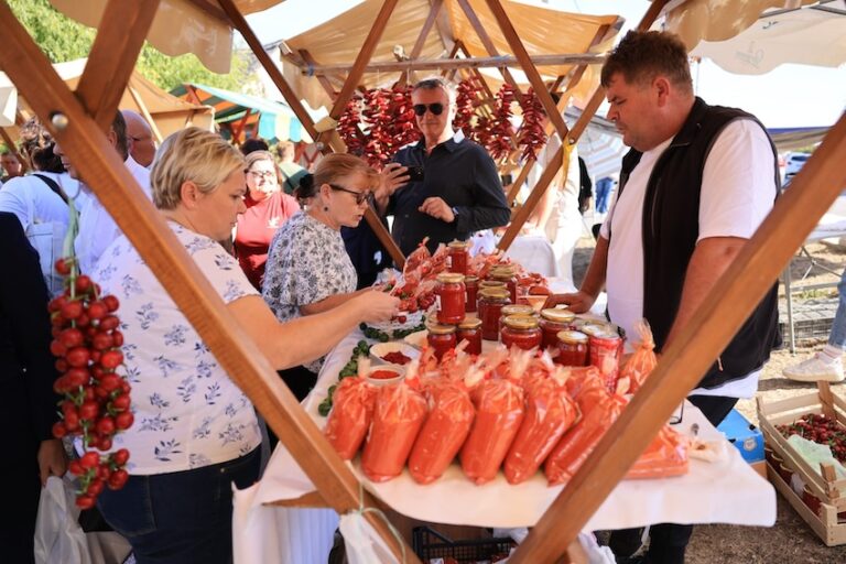 Baranja slavi svoju papriku: 17. Paprika Fest okupio proizvođače i ljubitelje domaćih okusa