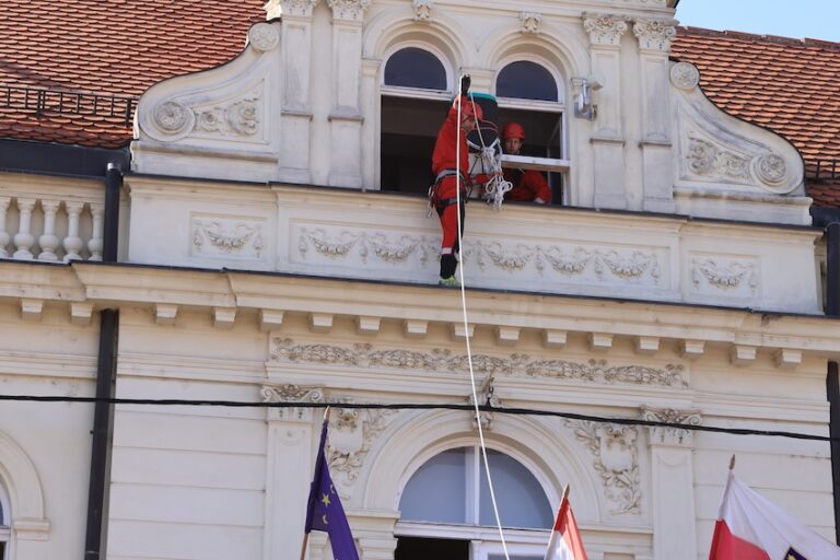 [FOTO] Vatrogasci gasili požar, HGSS spašavao unesrećene: Velika akcija u Đakovu