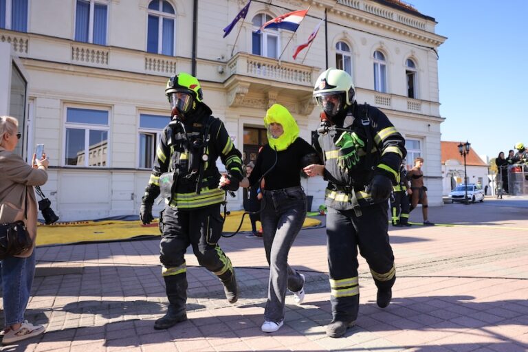 [FOTO] Vatrogasci gasili požar, HGSS spašavao unesrećene: Velika akcija u Đakovu