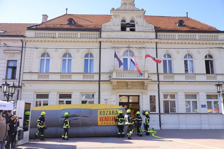 [FOTO] Vatrogasci gasili požar, HGSS spašavao unesrećene: Velika akcija u Đakovu