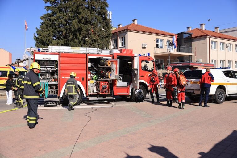 [FOTO] Vatrogasci gasili požar, HGSS spašavao unesrećene: Velika akcija u Đakovu