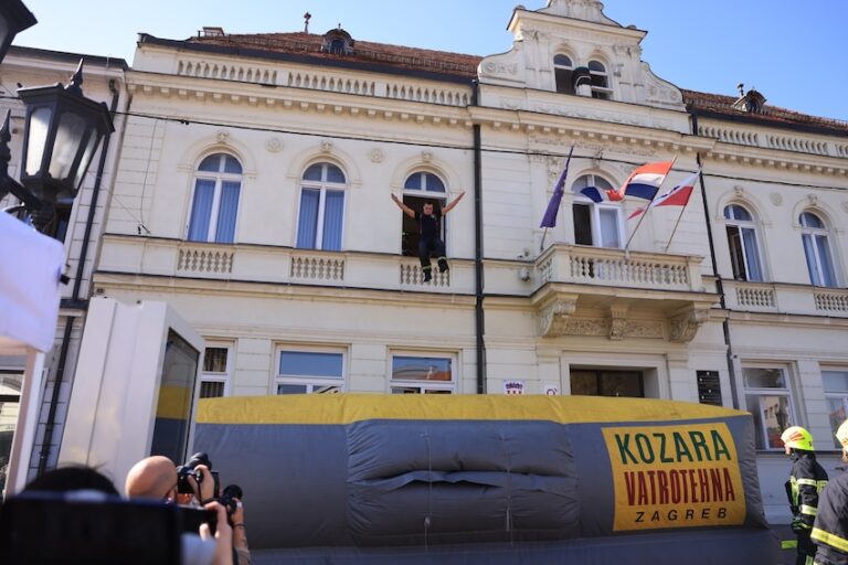 [FOTO] Vatrogasci gasili požar, HGSS spašavao unesrećene: Velika akcija u Đakovu