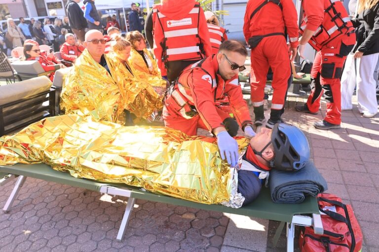 [FOTO] Vatrogasci gasili požar, HGSS spašavao unesrećene: Velika akcija u Đakovu