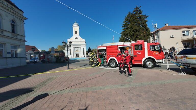 [FOTO] Vatrogasci gasili požar, HGSS spašavao unesrećene: Velika akcija u Đakovu