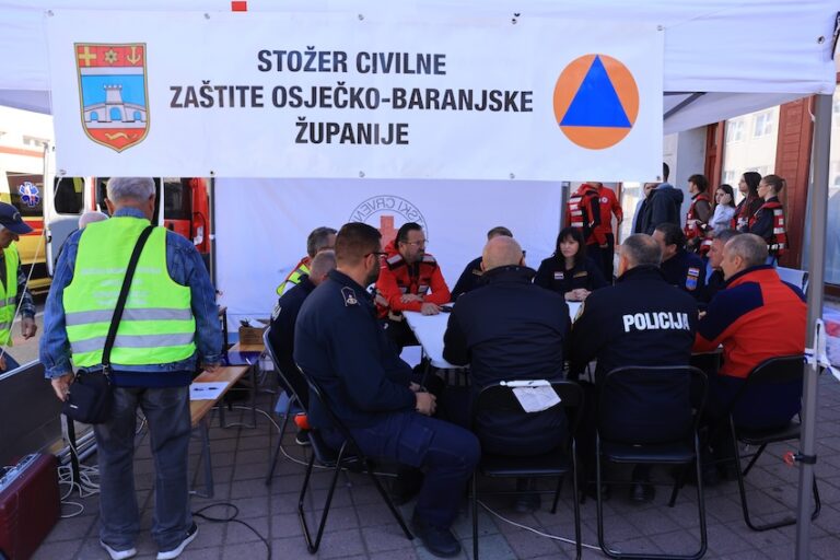 [FOTO] Vatrogasci gasili požar, HGSS spašavao unesrećene: Velika akcija u Đakovu