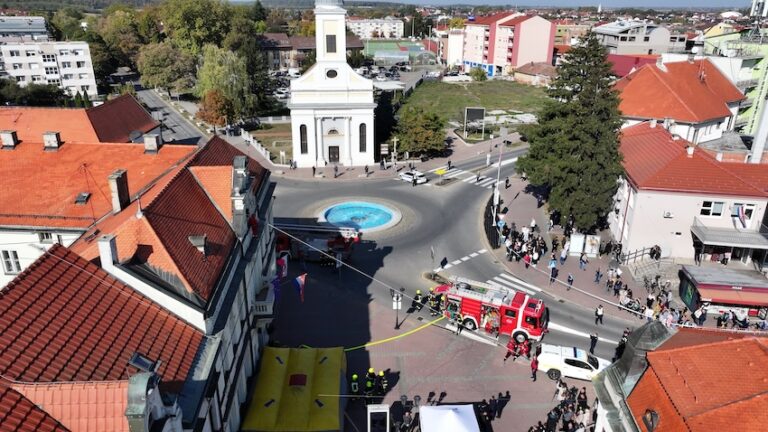 [FOTO] Vatrogasci gasili požar, HGSS spašavao unesrećene: Velika akcija u Đakovu