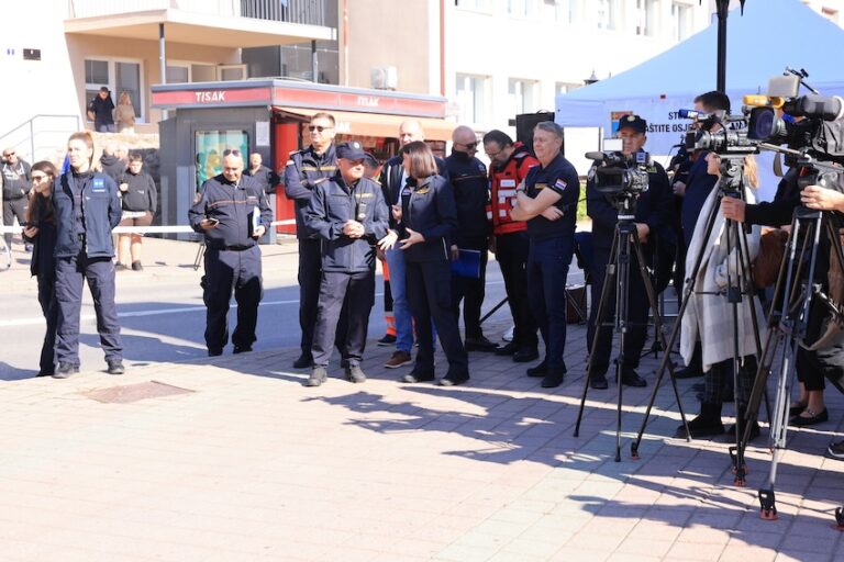 [FOTO] Vatrogasci gasili požar, HGSS spašavao unesrećene: Velika akcija u Đakovu