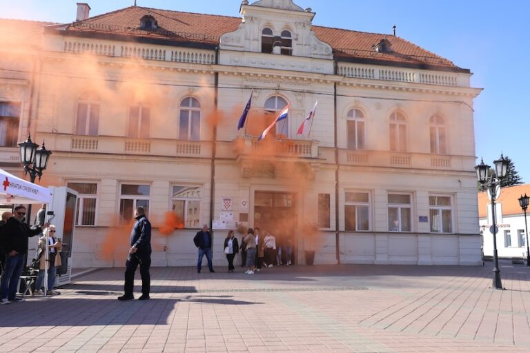 [FOTO] Vatrogasci gasili požar, HGSS spašavao unesrećene: Velika akcija u Đakovu