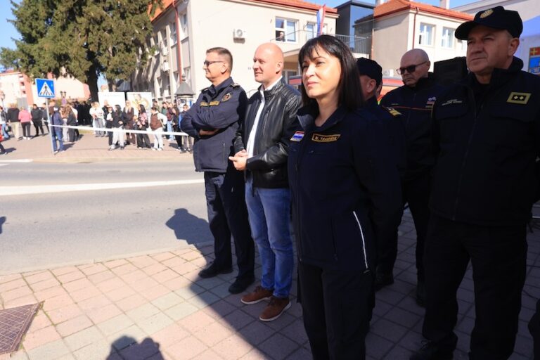 [FOTO] Vatrogasci gasili požar, HGSS spašavao unesrećene: Velika akcija u Đakovu
