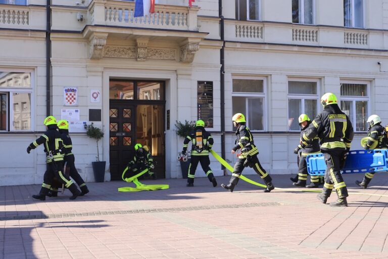 [FOTO] Vatrogasci gasili požar, HGSS spašavao unesrećene: Velika akcija u Đakovu
