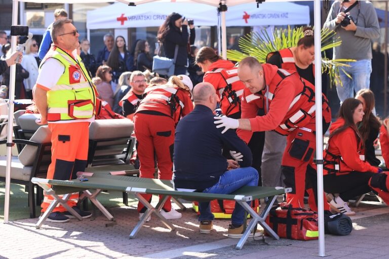 [FOTO] Vatrogasci gasili požar, HGSS spašavao unesrećene: Velika akcija u Đakovu
